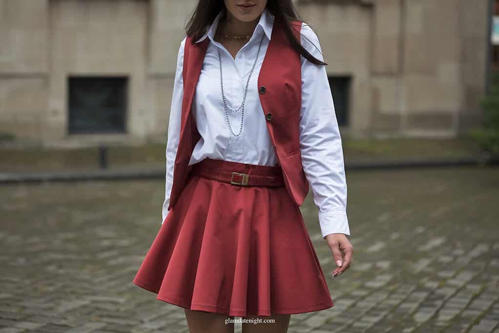 a lady wearing  mini skirt for a date night